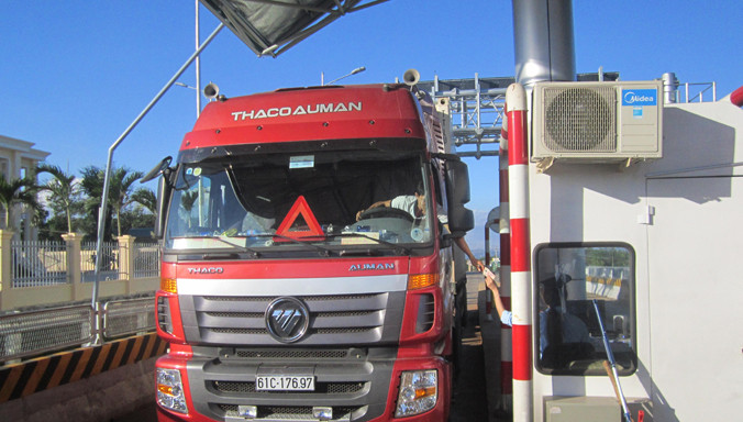 Xe đi lại nhiều qua các trạm thu phí trên QL 14 nên mua vé tháng, vé quý. Ảnh: T.N.V