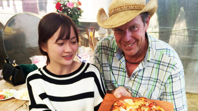 Du khách chụp ảnh lưu niệm cùng ông Tây pizza.