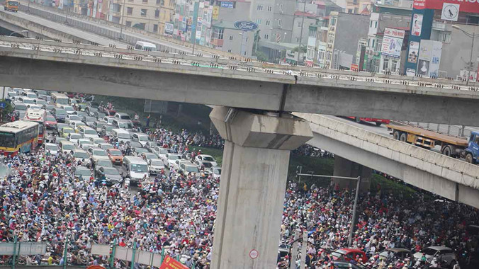 Cảnh ùn tắc ở ngã tư đường Khuất Duy Tiến và đường Nguyễn Trãi, Hà Nội. Ảnh: Hồng Vĩnh