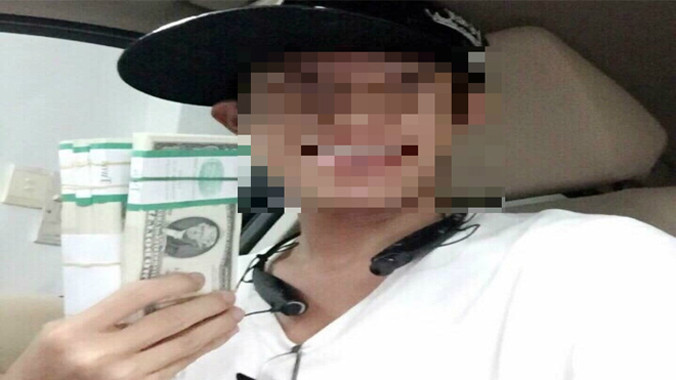 “Cậu ấm” khoe tiền để thể hiện đẳng cấp.