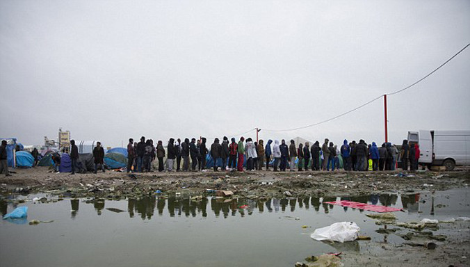 Xếp hàng dài nhận đồ ăn hàng ngày.