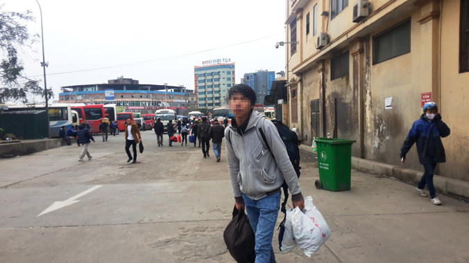 Nếu không loai bo tiêu cực, người chịu hậu quả cuối cùng là hành khách (ảnh chụp tại bến xe Mỹ Đình). Ảnh: Bảo An