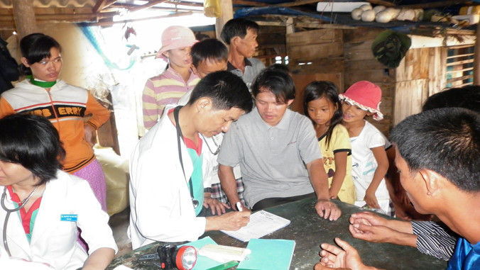 Hình ảnh của ông bác sĩ (áo blu) luôn gắn với những người bệnh nghèo.