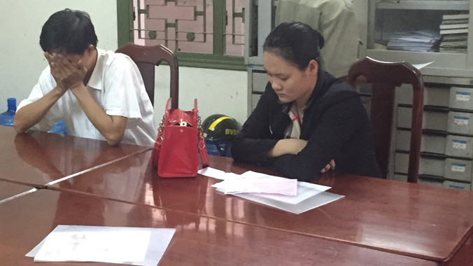 Hai đối tượng Lương Thị Tường Vy và Nguyễn Quang Vinh được phóng viên báo Tiền Phong “áp tải” về Công an phường 7, quận 3 (TPHCM) để làm rõ. Ảnh: Lê Nguyễn