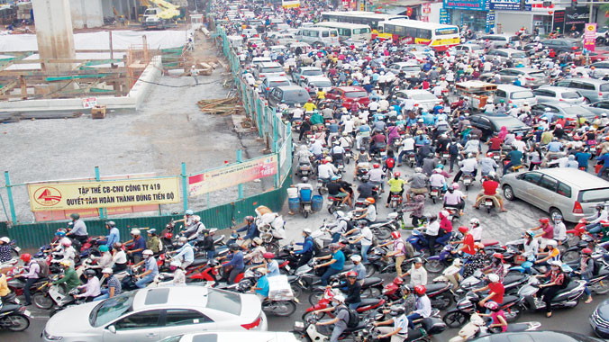 Ùn tắc như nêm tại công trình hầm chui Thanh Xuân. Ảnh: Anh Trọng