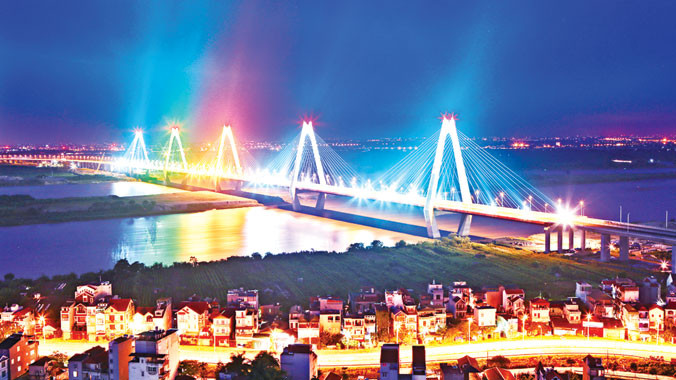 Lung linh sắc màu cầu Nhật Tân. Ảnh: Như Ý