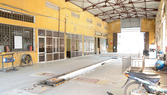 Dây chuyền đăng kiểm cũ xập xệ nằm giữa trung tâm thành phố Nam Định tiếp tục hoạt động.