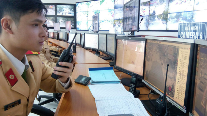 Lực lượng CSGT thông báo lỗi vi phạm từ Trung tâm Điều khiển giao thông qua bộ đàm tới đồng đội. Ảnh: Minh Đức