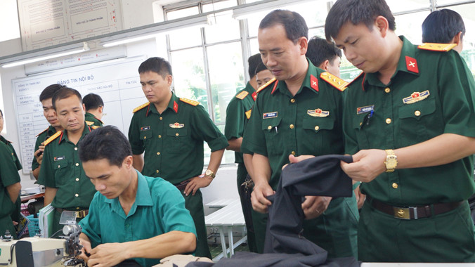 Đại biểu dự hội nghị tham quan dây chuyền sản xuất thanh niên tại Tổng Cty 28, Tổng cục Hậu cần, sáng 3/11. Ảnh: Nguyễn Minh