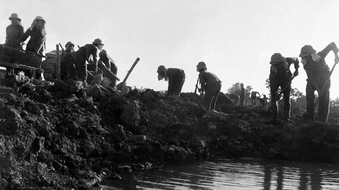 “Tiểu đội thép” Truông Bồn đang san lấp hố bom. Ảnh: Phùng Triệu