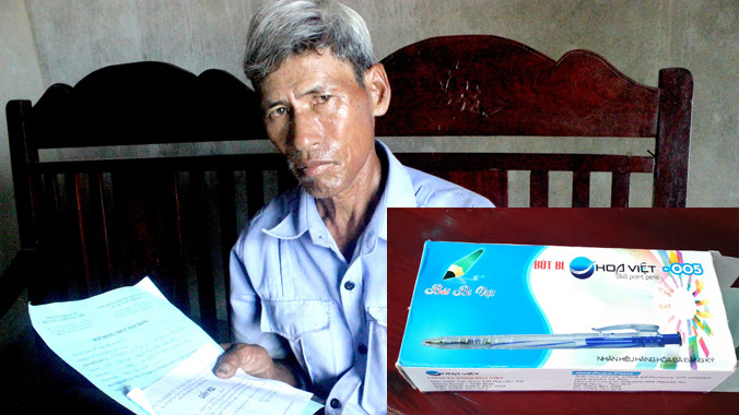 Ông Hùng với bản hợp đồng lừa đảo (ảnh lớn); Hộp bút giá 100 nghìn đồng (ảnh nhỏ). Ảnh: H.T