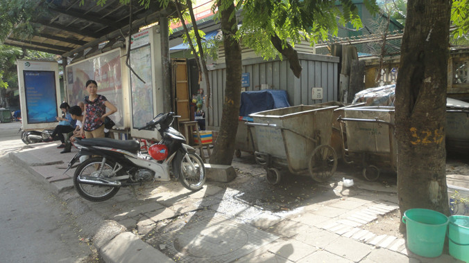 Xe rác sát nhà chờ xe buýt