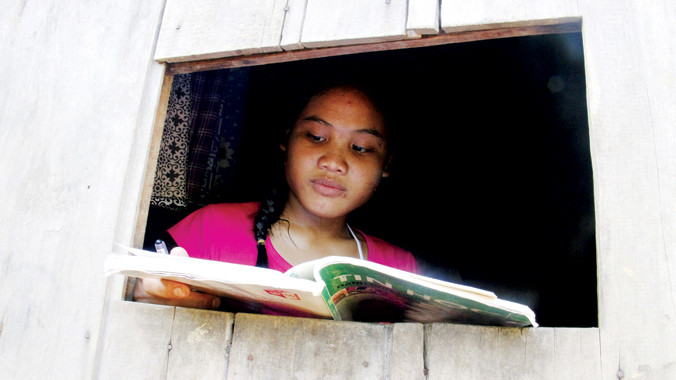 Góc học tập tạm bợ bên ô cửa nuôi nấng ước mơ trở thành cô giáo của Dôm.