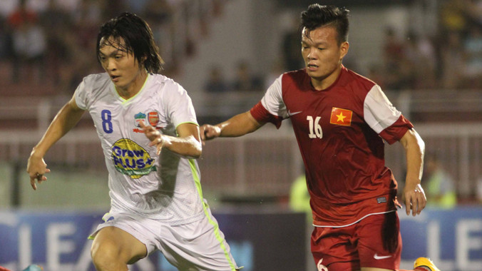Tiền vệ Tuấn Anh (trái) được các chuyên gia đánh giá cao ở giải giao hữu U21 quốc tế vừa qua. Ảnh: VSI