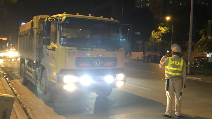 CSGT cắm chốt xe tải trên đường Nguyễn Chí Thanh đoạn gần hồ Ngọc Khánh những ngày qua. Ảnh: AT