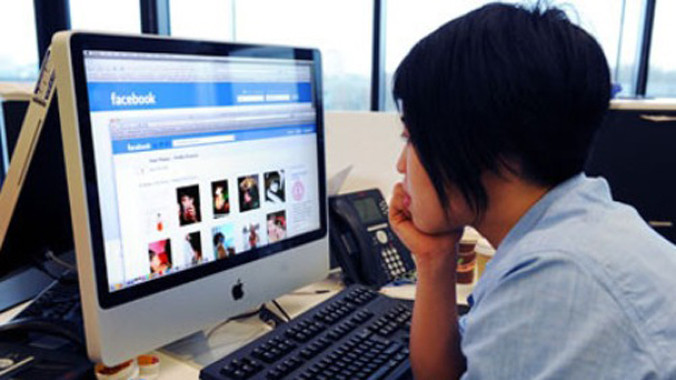 Cần nghĩ kỹ trước khi nhận xét tiêu cực về người khác trên Facebook. Ảnh: Hồng Vĩnh