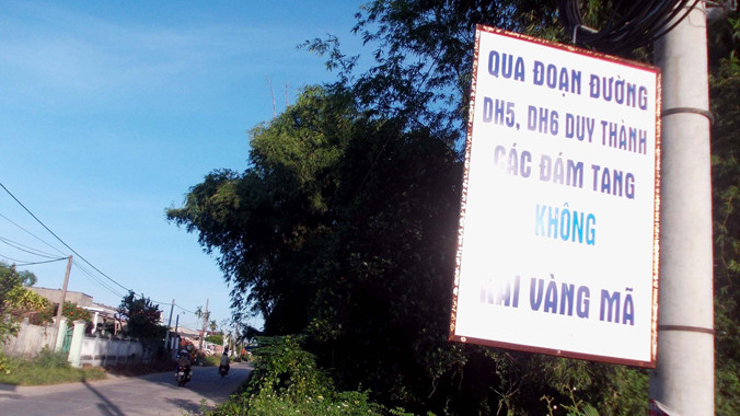 Một trong những tuyến đường không rải vàng mã của xã Duy Thành. Ảnh:Nguyễn Trang