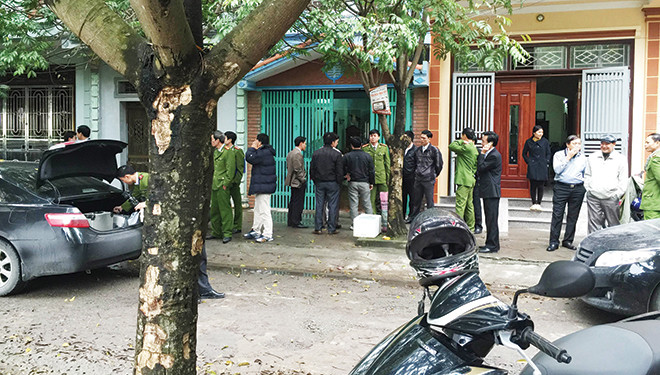 Tổ công tác Bộ Công an đến nhà trung tá Tùng thực hiện những biện pháp điều tra, sáng 15/12.