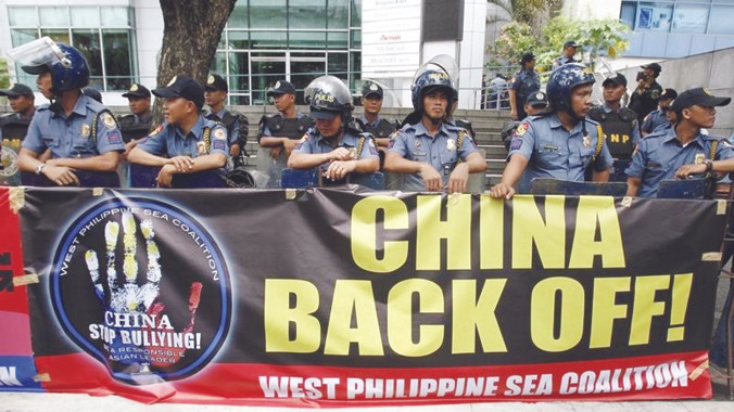 Cảnh sát Philippines đối phó biểu tình phản đối Trung Quốc gây hấn ở biển Đông. Ảnh: Philstar