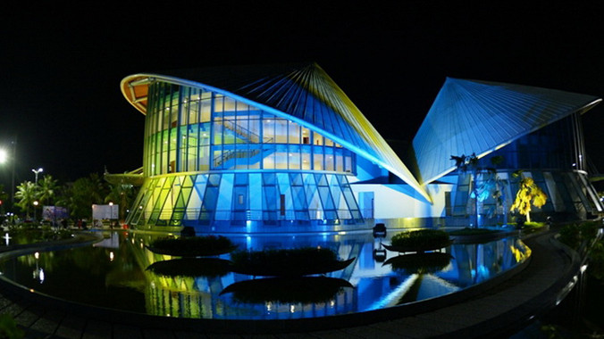 Nhà hát Ba Nón Lá sáng đèn từ đêm 6 đến 23/11. Ảnh: Ngọc Duyên