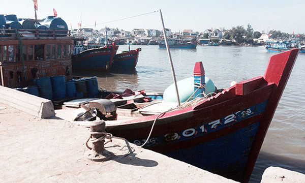 Tàu cá QNg 90172 TS đưa thi thể ngư dân từ Trường Sa về cập cảng Sa Kỳ. Ảnh: Công an Nhân dân.