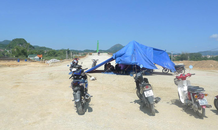 Sau khi quyền lợi của dân được giải quyết, chiếc lều bạt này sẽ được gỡ bỏ. Ảnh: Duy Chiến