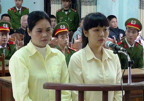 Hai mẹ con Nga trước vành móng ngựa. Ảnh: Ngọc Trường/VnExpress