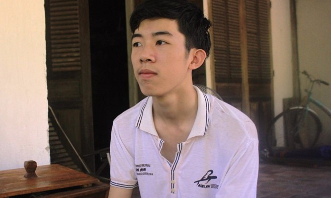 Ngà đang hoang mang, tuyệt vọng trước nguy cơ không được nhập học theo nguyện vọng. Ảnh: Phạm Hòa/Zing