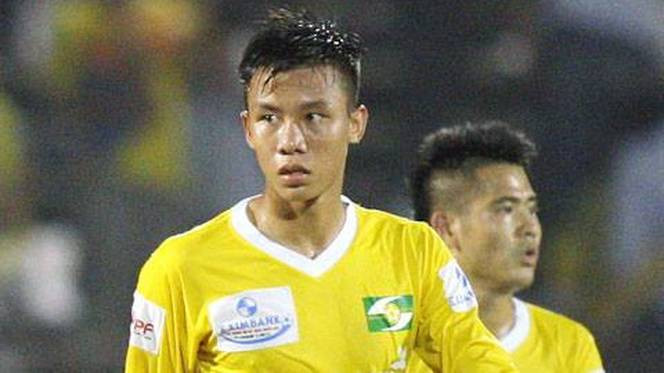 Quế Ngọc Hải rất hối lỗi sau pha vào bóng với Anh Khoa.