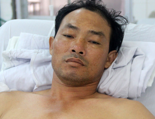 Sau ca phẫu thuật, sức khỏe ngư dân Cường dần hồi phục. Ảnh: Lộc Hà.