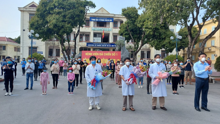 Các bác sĩ công bố 90 bệnh nhân khỏi COVID-19 tại Bệnh viện Dã chiến số 1 ở Hải Dương Ảnh: hoàng biên