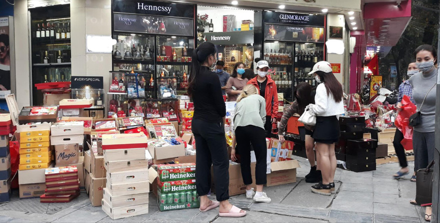 Sức mua giảm sút, nhân viên bán hàng nhiều hơn khách mua  