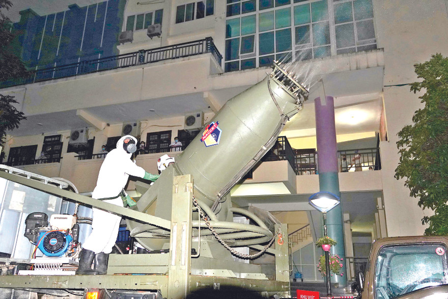 Chiến sĩ phòng hóa điều khiển “đại bác” KTH-20 phun hóa chất diệt COVID-19 tại một tòa nhà cao tầng trong Bệnh viện Bạch Mai, tháng 3/2020ẢNH: NGUYỄN MINH 