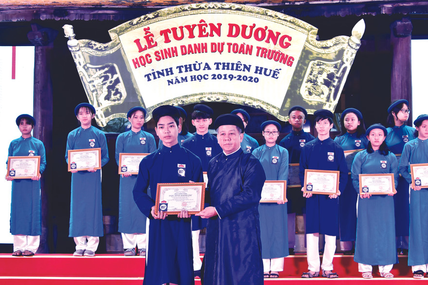 Nam sinh tại Huế mặc áo dài ngũ thân tại lễ vinh danh “Học sinh danh dự toàn trường”