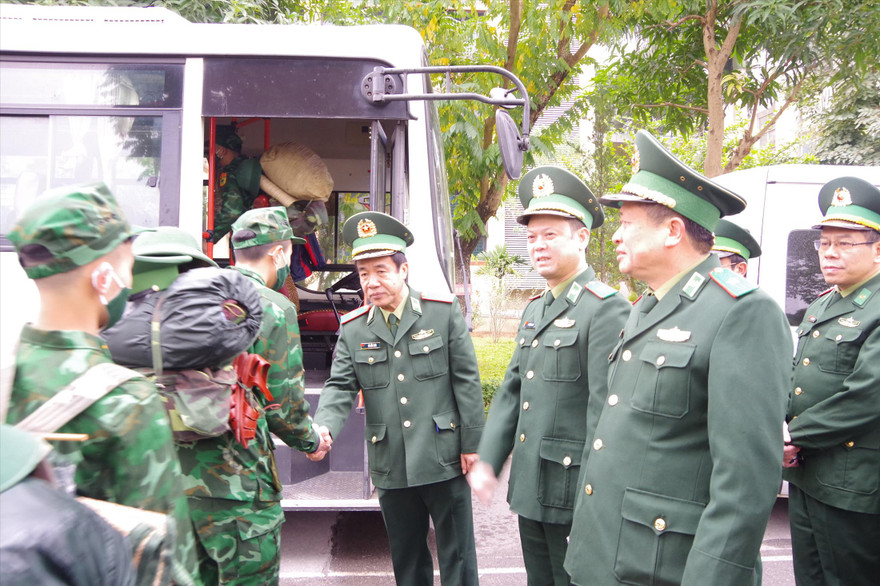 Lãnh đạo Bộ Tư lệnh BĐBP và Học viện Biên phòng tiễn học viên tăng cường lên biên giới chống dịch, sáng 11/1 Ảnh: PV 