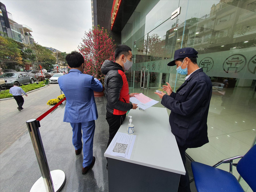 Khai báo y tế, đo thân nhiệt cho công dân trước khi vào Khu Liên cơ Võ Chí Công 