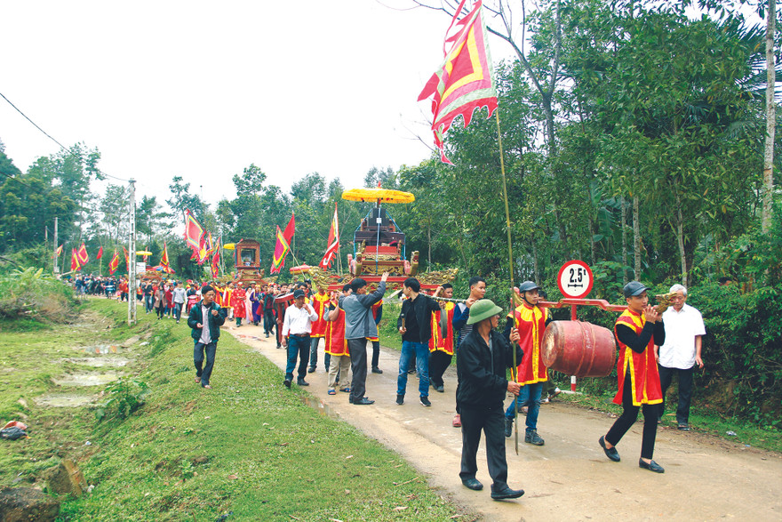 Lễ rước bảo vật Vua Hàm Nghi từ nhà Cố đạo chủ cũ sang nhà cố đạo mới