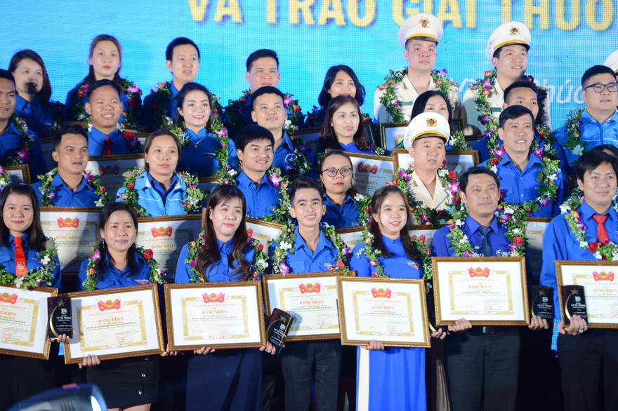 Cán bộ Đoàn nhận giải thưởng Lý Tự Trọng ảnh: Dương Triều