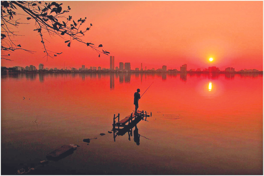 Hoàng hôn hồ Tây Ảnh: Trường Phong