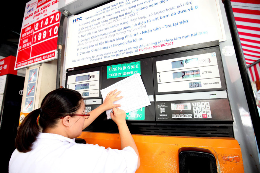 Các chuyên gia cho rằng, cần siết và quản lý chặt việc cấp phép kinh doanh xăng dầu Ảnh: Như Ý