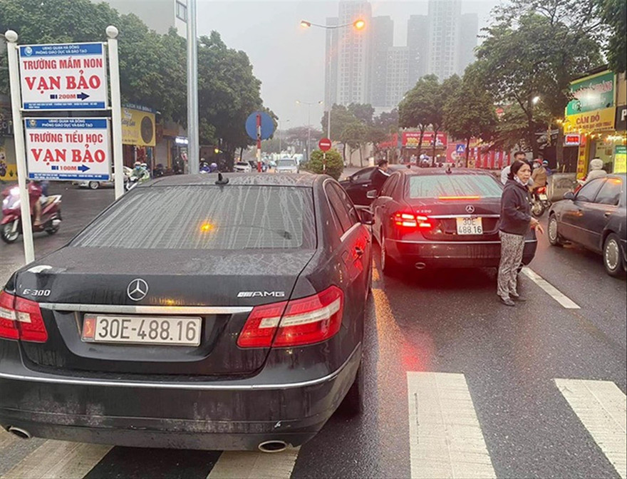 Hai xe Mercedes trùng BKS 30E-488.16  bị phát hiện trên đường 