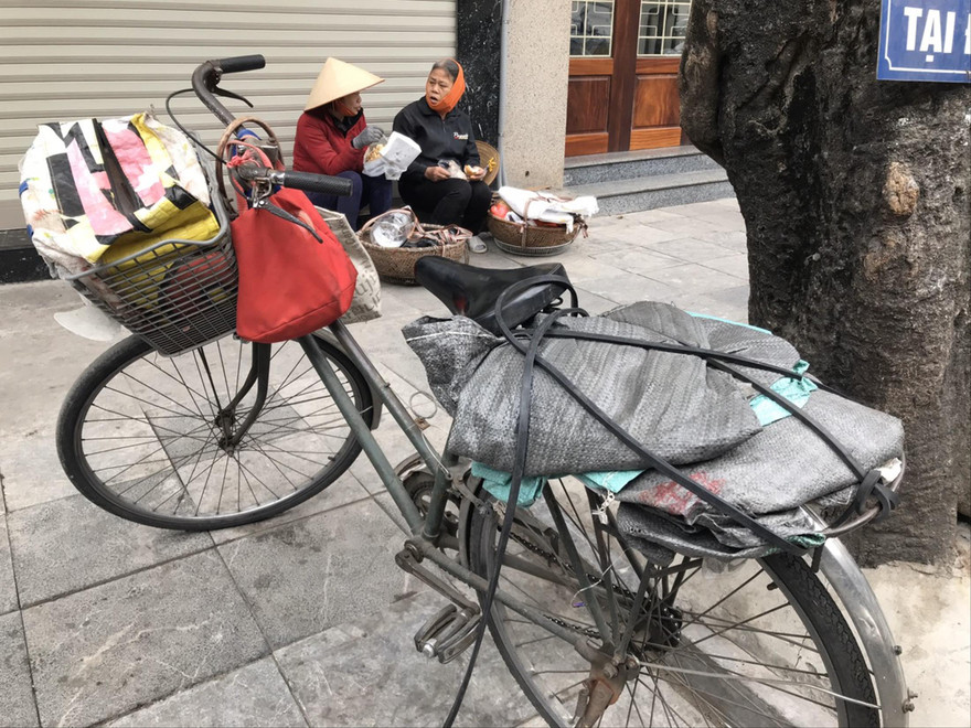 Lúc hơn 15h, bà Vân, chị Hoa mới ăn trưa sau buổi sáng miệt mài thu mua đồng nát Ảnh: Trường Phong 