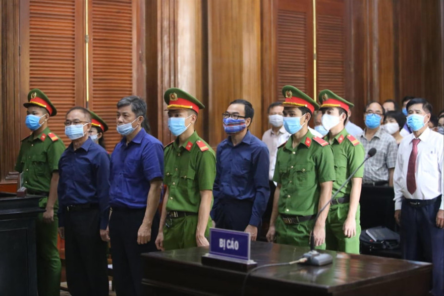 Các bị cáo trong vụ xử sai phạm liên quan đến khu "đất vàng" 8-12 Lê Duẩn (TPHCM) ảnh: tân châu 