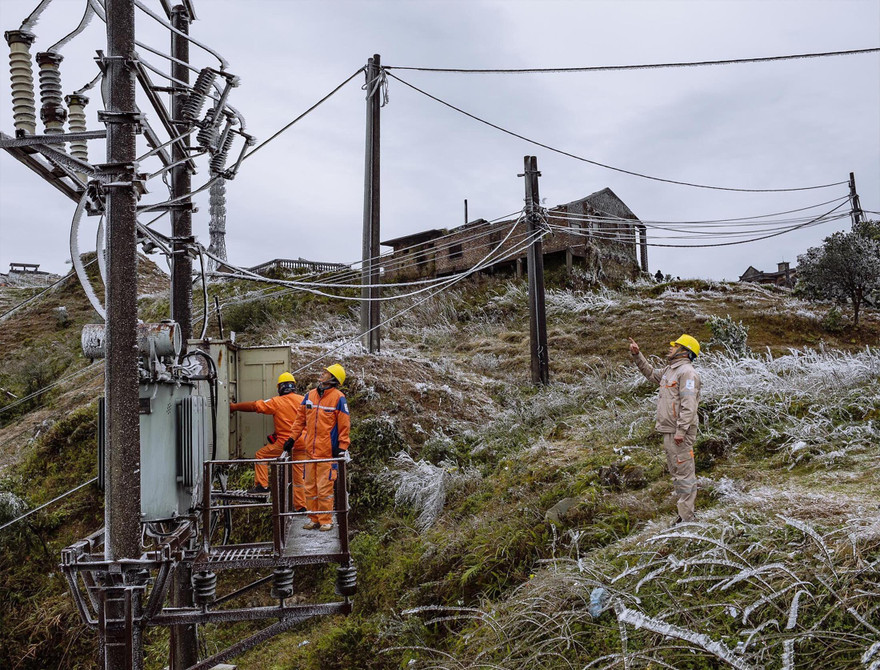 Công nhân điện lực Lạng Sơn thực hiện nhiệm vụ ở đỉnh Mẫu Sơn. Ảnh: Tố Oanh 