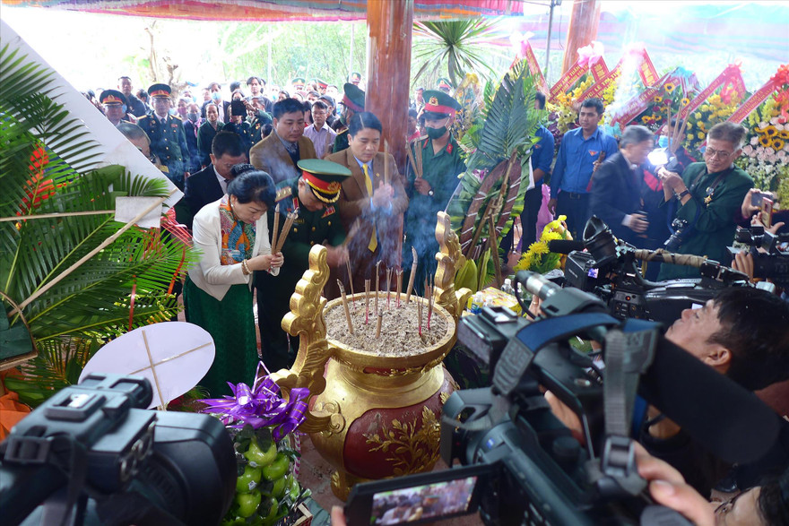 Bà Trần Thị Nguyệt Thu - phu nhân Thủ tướng Nguyễn Xuân Phúc dâng hương liệt sĩ Hóc Thượng ảnh: Trần Tuấn 