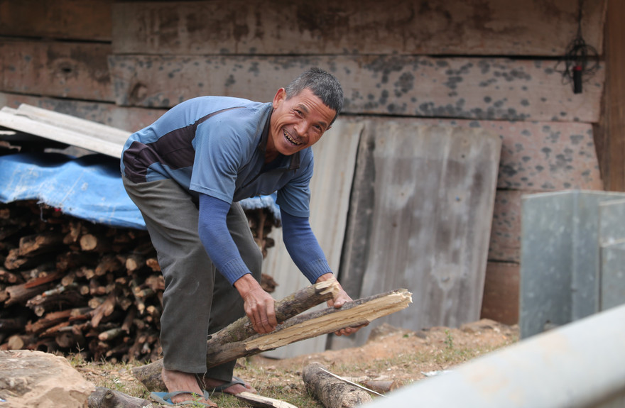 Ông Lầu Bá Hềnh chẻ củi dự trữ 