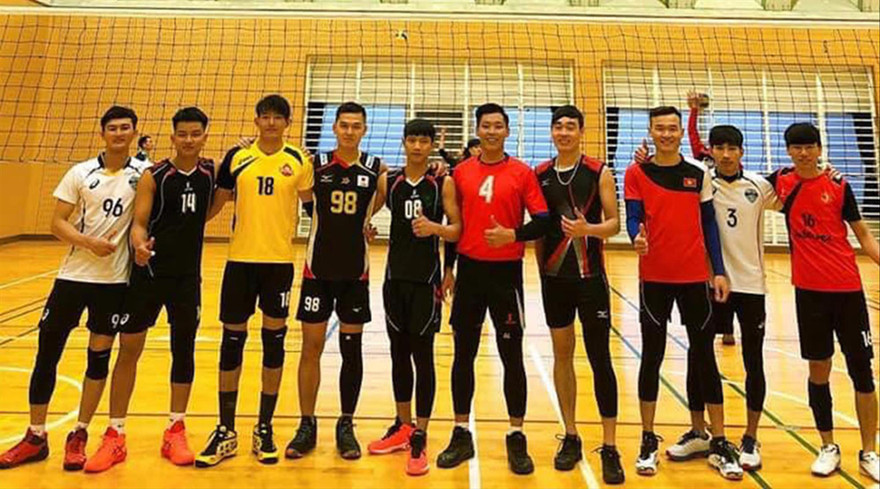 Anh Quân (thứ 2 bìa trái) cùng cộng đồng người Việt Nam tại Nhật Bản tổ chức giải bóng chuyền, chào mừng năm dương lịch 2021 