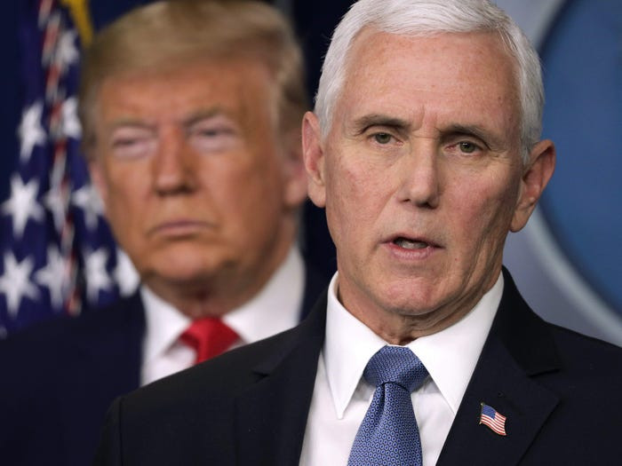 Phó Tổng thống Mike Pence đang chịu sức ép phải hành động để loại bỏ ông Trump 