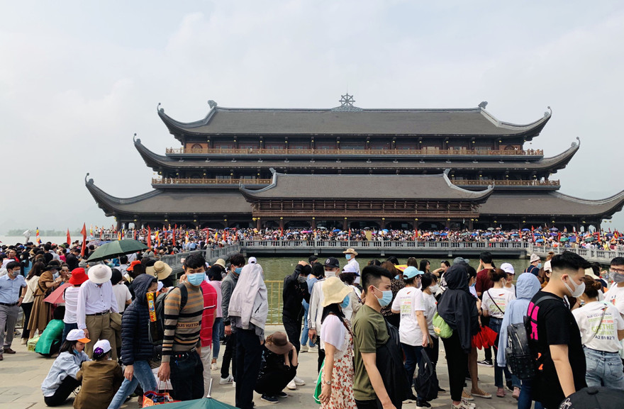 Tắc nghẽn cục bộ tại Tam Chúc  hôm 14/3 Ảnh: TRỌNG TÀI 