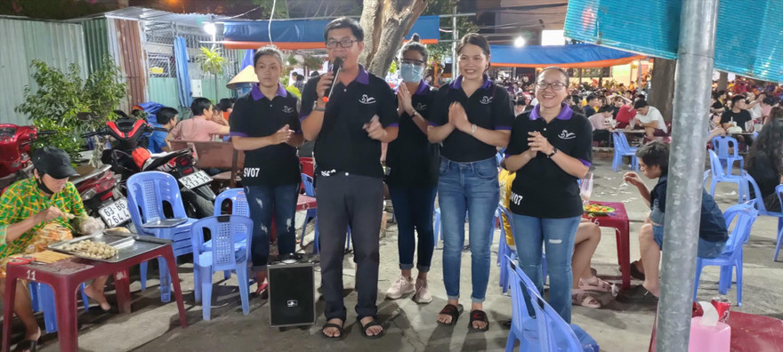 Anh Châu Thành Toàn và nhóm SV 07 hát xin tiền giúp người nghèo. Ảnh: NVCC 